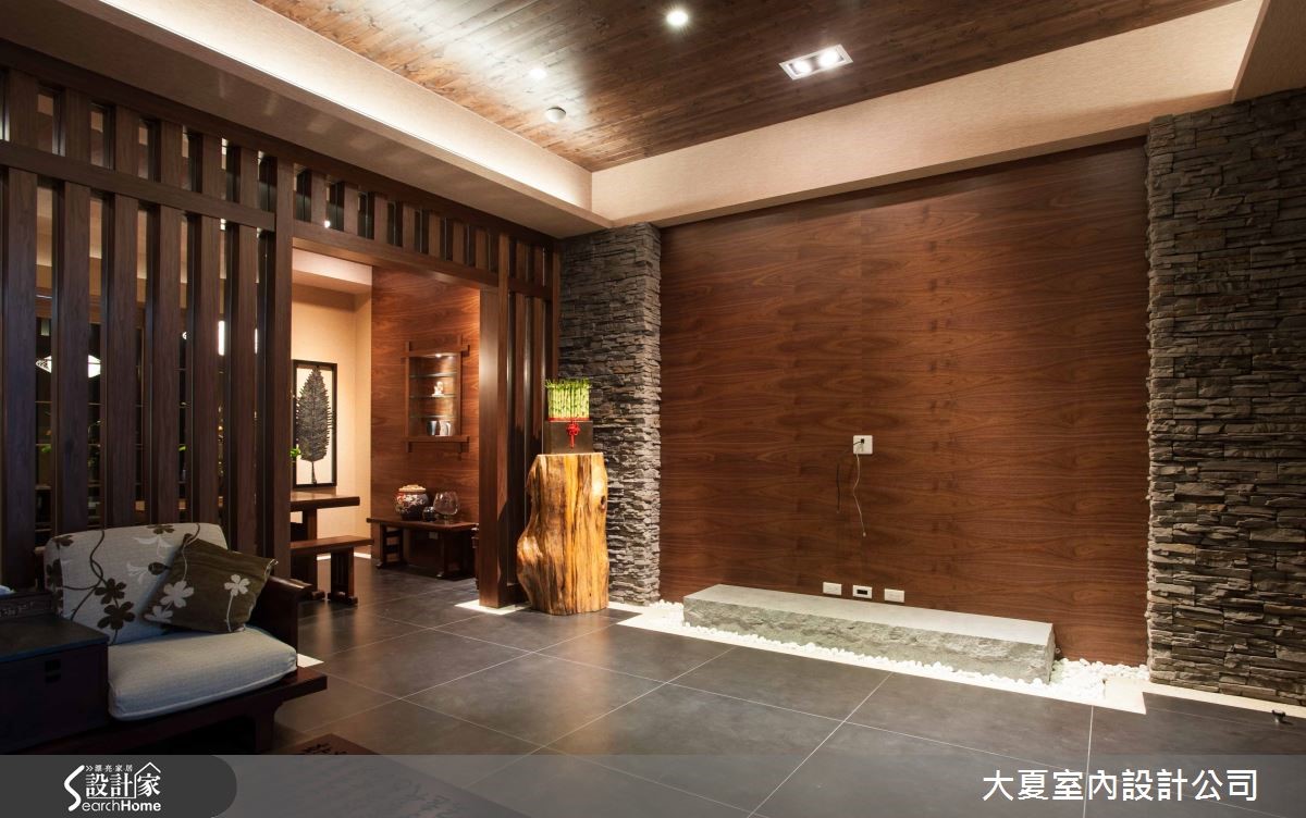 74 坪居家空間,設計師於客、餐廳融入格柵元素,用以