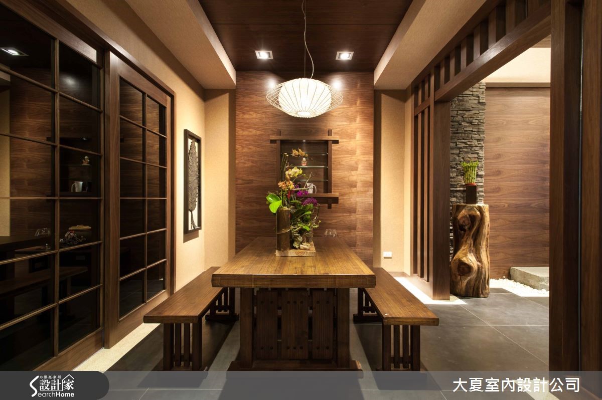 74 坪居家空間,設計師於客、餐廳融入格柵元素,用以