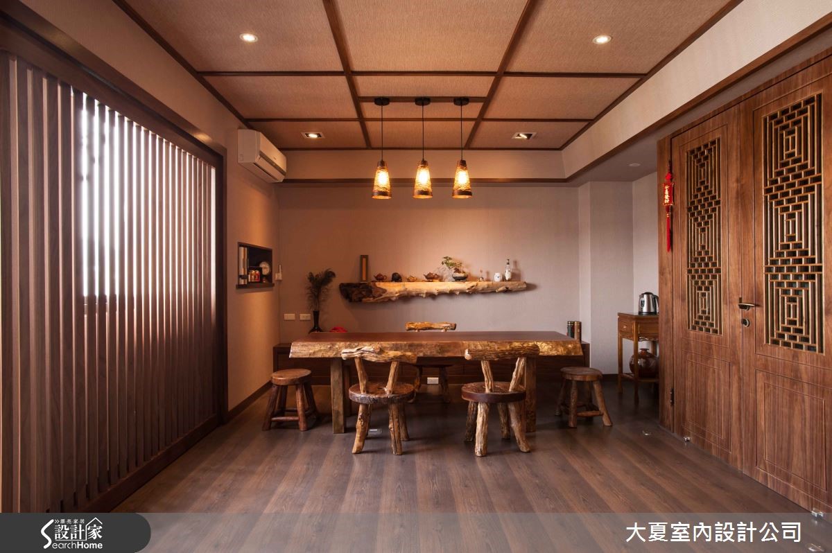 74 坪居家空間,設計師於客、餐廳融入格柵元素,用以