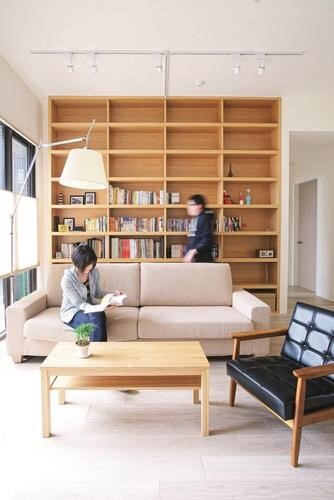 同樣熱愛閱讀的夫妻二人,放大客廳空間、納入大面積書櫃,成就微型圖書館。 同樣熱愛閱讀的夫妻二人,放大客廳空間、納入大面積書櫃,成就微型圖書館。