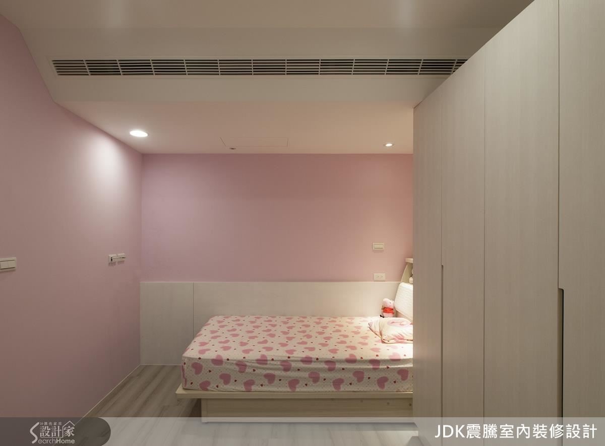 22 坪老公寓是狹長的屋形, 3 房的格局形成陰暗的長廊
