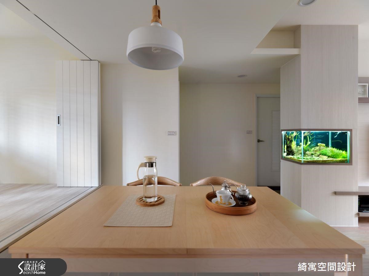 因應日商夫妻對於風格、喜好的需求,別出心裁在簡約空間內納入水族箱。 因應日商夫妻對於風格、喜好的需求,別出心裁在簡約空間內納入水族箱。
