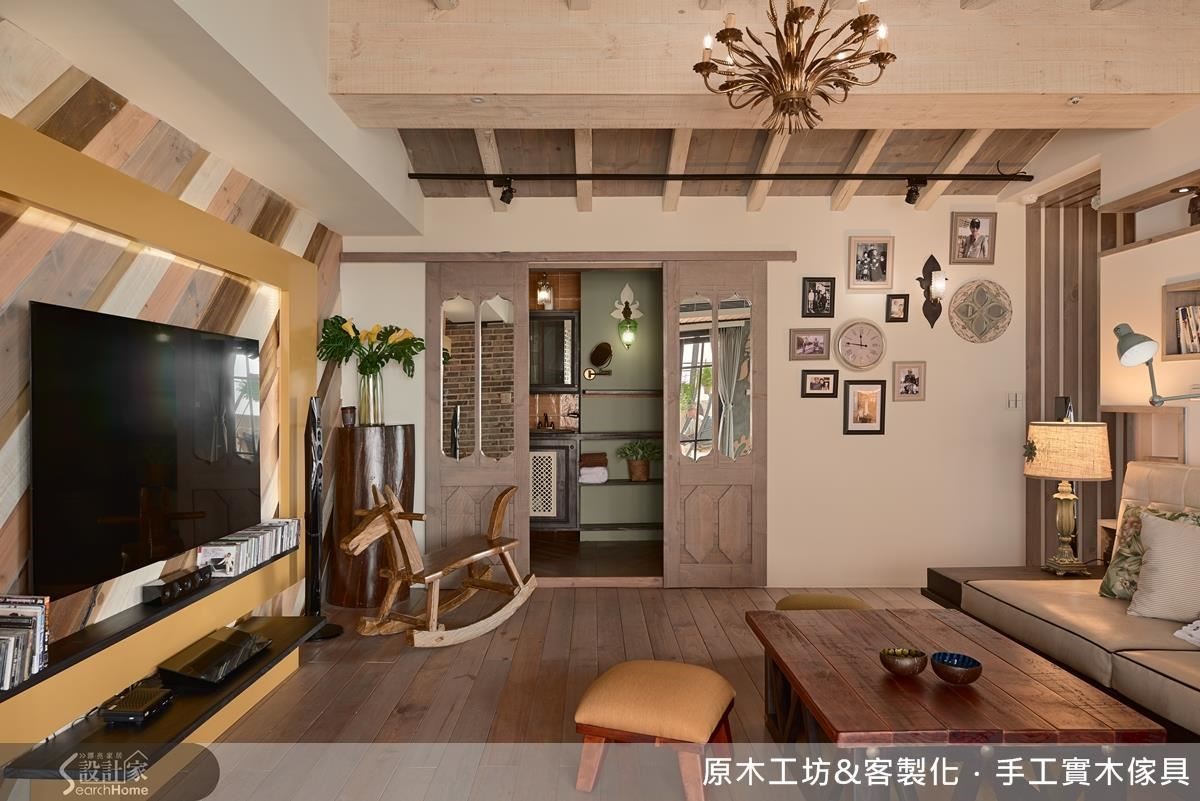 鄉村木屋終於可以擺脫小碎花圖騰,以略帶男人味的灰色與大地色取而代之,電視牆以灰、白、深淺木色畫出斜條紋圖騰,協奏出煥然一新的鄉村歌謠! 鄉村木屋終於可以擺脫小碎花圖騰,以略帶男人味的灰色與大地色取而代之,電視牆以灰、白、深淺木色畫出斜條紋圖騰,協奏出煥然一新的鄉村歌謠!