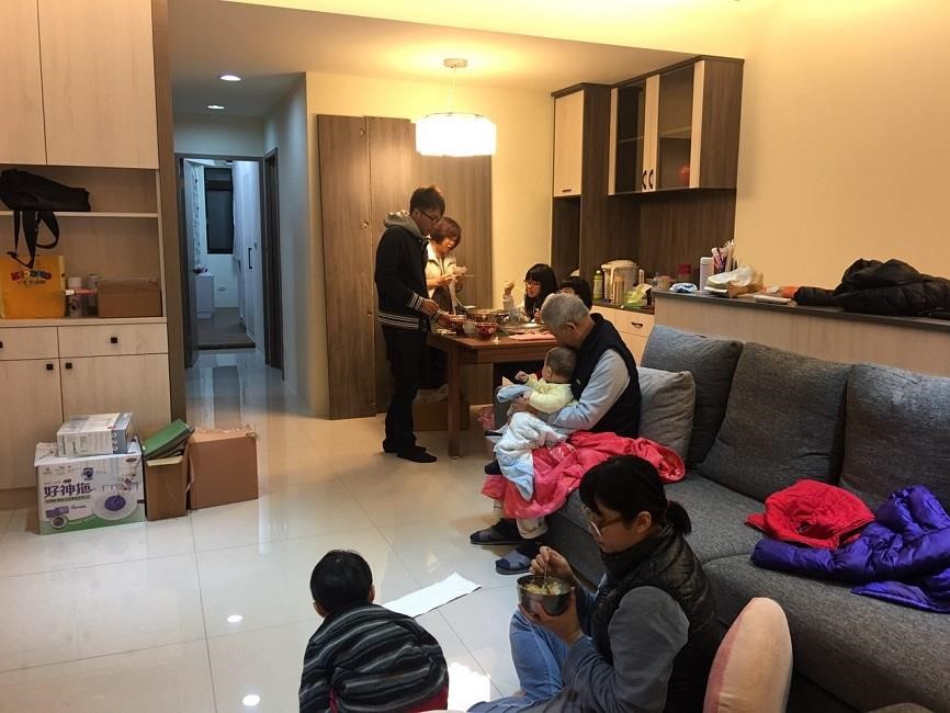 爸媽與哥哥一家入住後,面對規劃完善的動線,表示像從沒有離開過一樣呢! 爸媽與哥哥一家入住後,面對規劃完善的動線,表示像從沒有離開過一樣呢!