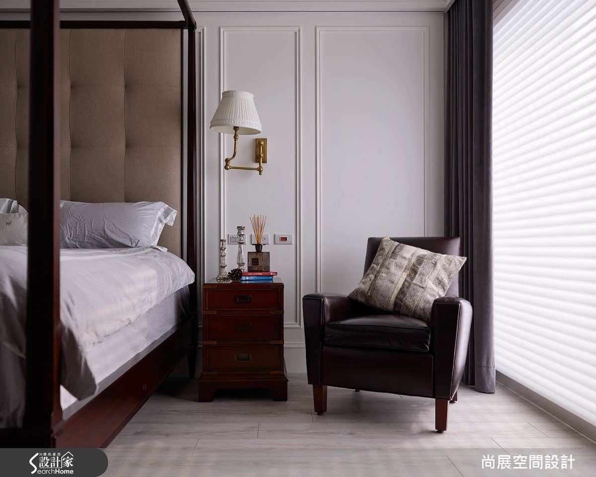 主臥室顯明的更衣與睡眠區,回歸純粹放鬆的睡眠暖調。牆面與天花以簡約的飾板妝點,搭配藝術品壁燈、單品床頭櫃和法國祕書桌佐經典設計式四柱床,如實彰顯主人品味。木百葉衣櫃以特殊藍綠色調鋪陳帶出美式風度假氛圍的氣息。 主臥室顯明的更衣與睡眠區,回歸純粹放鬆的睡眠暖調。牆面與天花以簡約的飾板妝點,搭配藝術品壁燈、單品床頭櫃和法國祕書桌佐經典設計式四柱床,如實彰顯主人品味。木百葉衣櫃以特殊藍綠色調鋪陳帶出美式風度假氛圍的氣息。