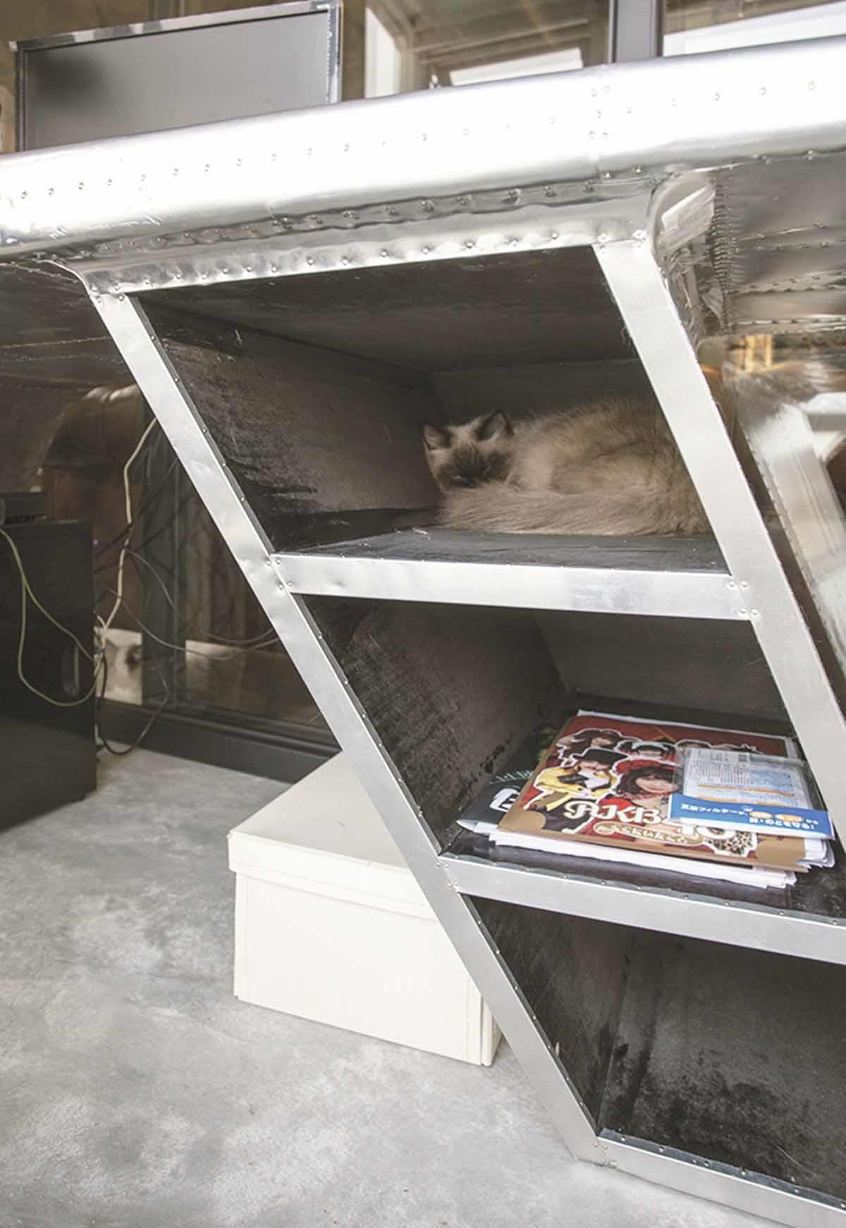 貓咪的秘密基地。工作區的鐵製書桌採用無門片的透空設計, 不僅物品一覽無遺,隱密而小巧的空間,也成為貓咪睡覺的新天地。 貓咪的秘密基地。工作區的鐵製書桌採用無門片的透空設計, 不僅物品一覽無遺,隱密而小巧的空間,也成為貓咪睡覺的新天地。