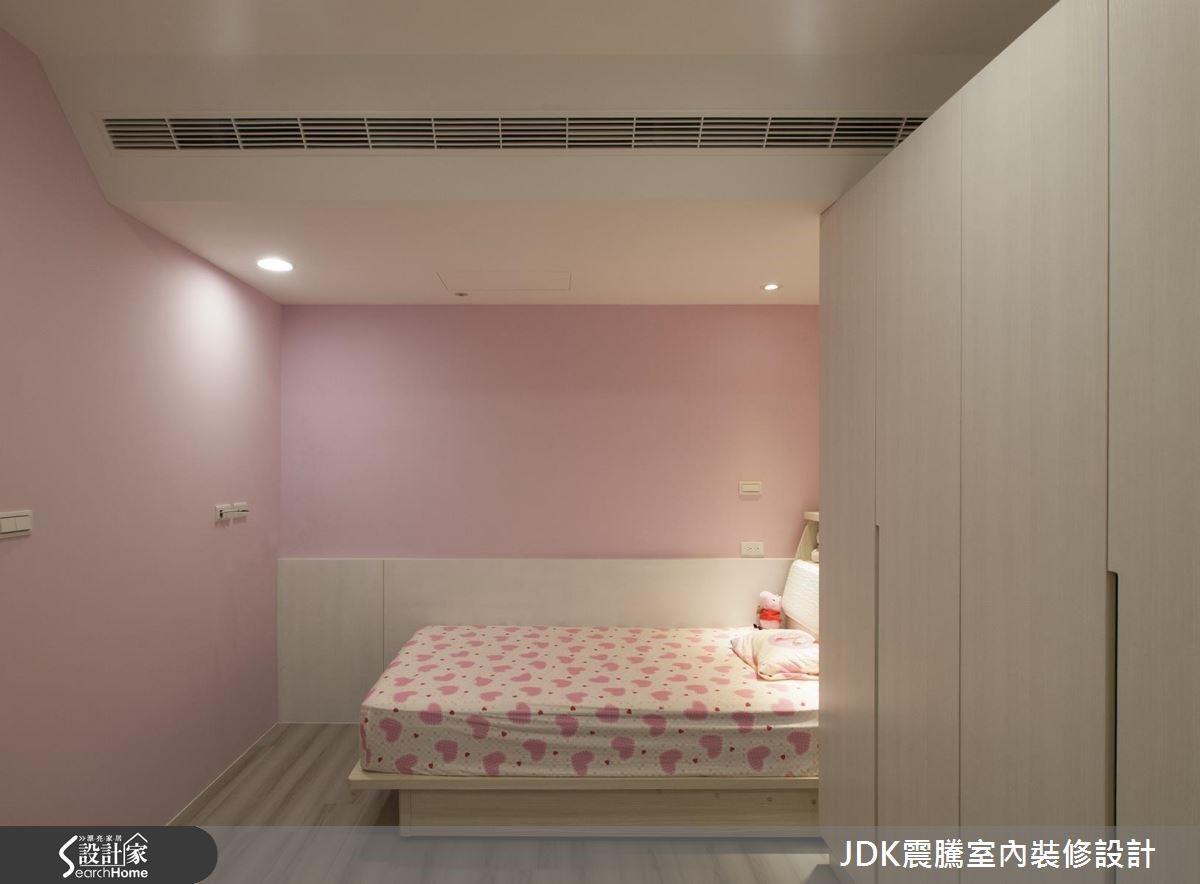 22 坪老屋有著壁癌、格局不均與動線失衡的問題,有著