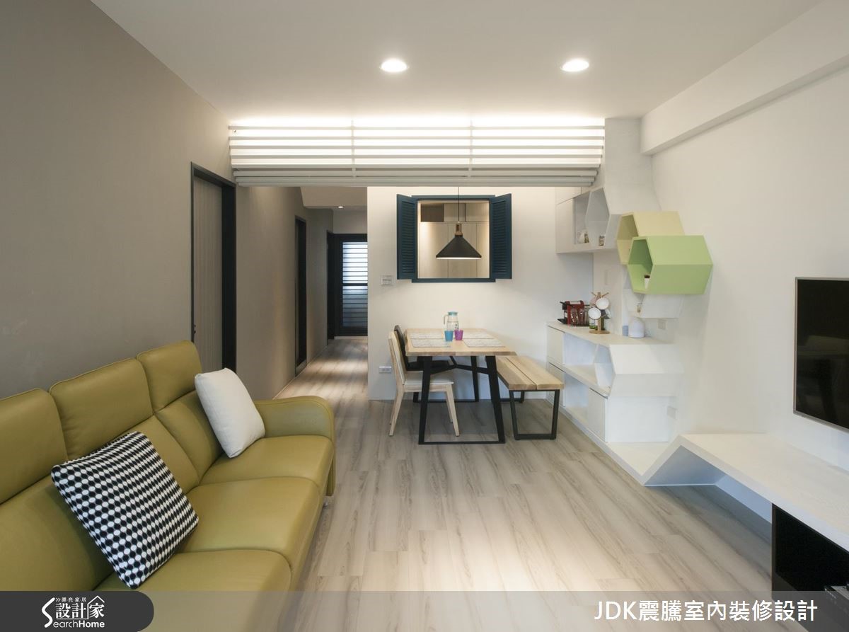 22 坪老屋有著壁癌、格局不均與動線失衡的問題,有著
