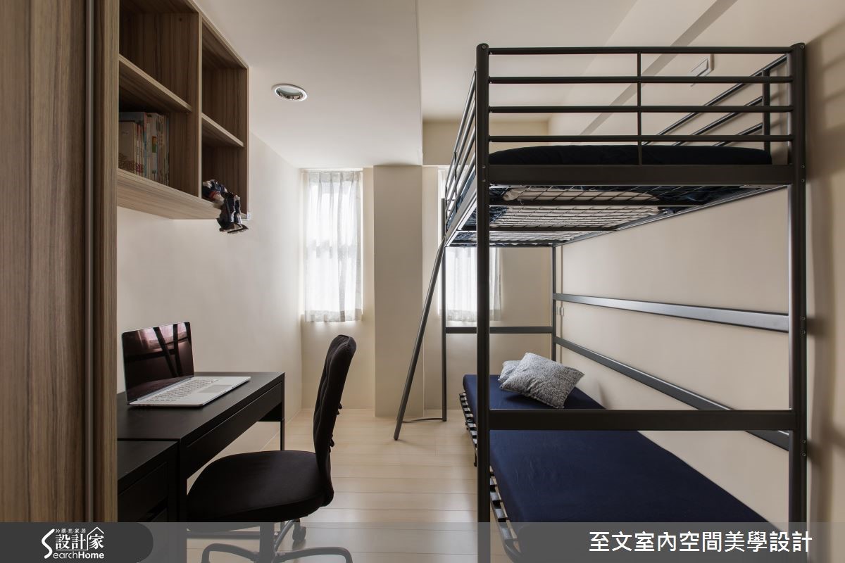 18 坪老屋,是一家三口的小窩,設計師將主臥房門位置
