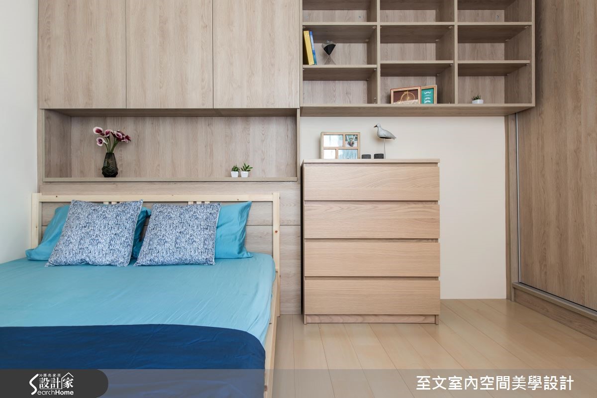 18 坪老屋,是一家三口的小窩,設計師將主臥房門位置
