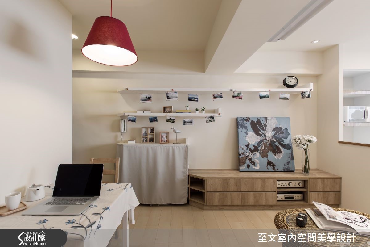 18 坪老屋,是一家三口的小窩,設計師將主臥房門位置