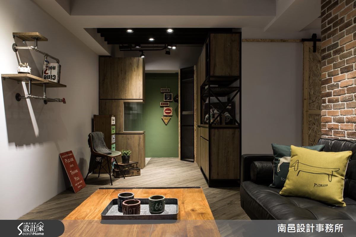 20 坪單層居宅,以 Loft 風定義,並加入豐富色彩、軟