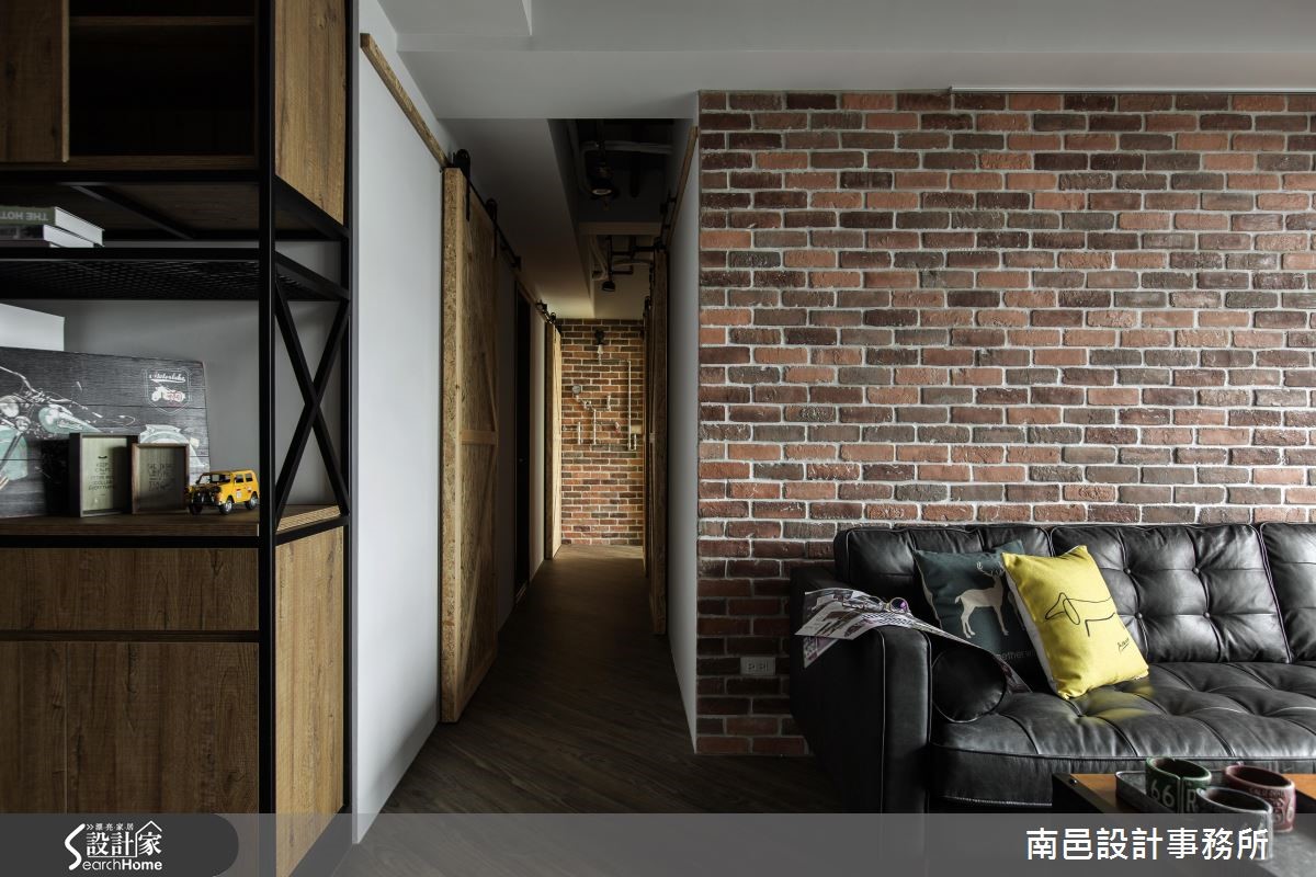 20 坪單層居宅,以 Loft 風定義,並加入豐富色彩、軟