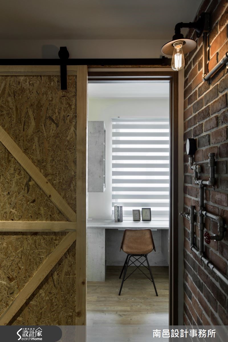 20 坪單層居宅,以 Loft 風定義,並加入豐富色彩、軟