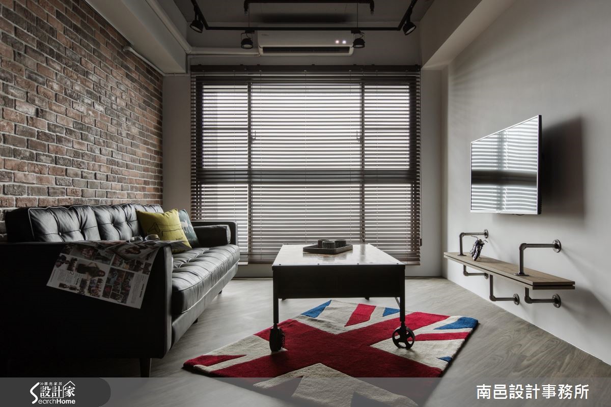 20 坪單層居宅,以 Loft 風定義,並加入豐富色彩、軟