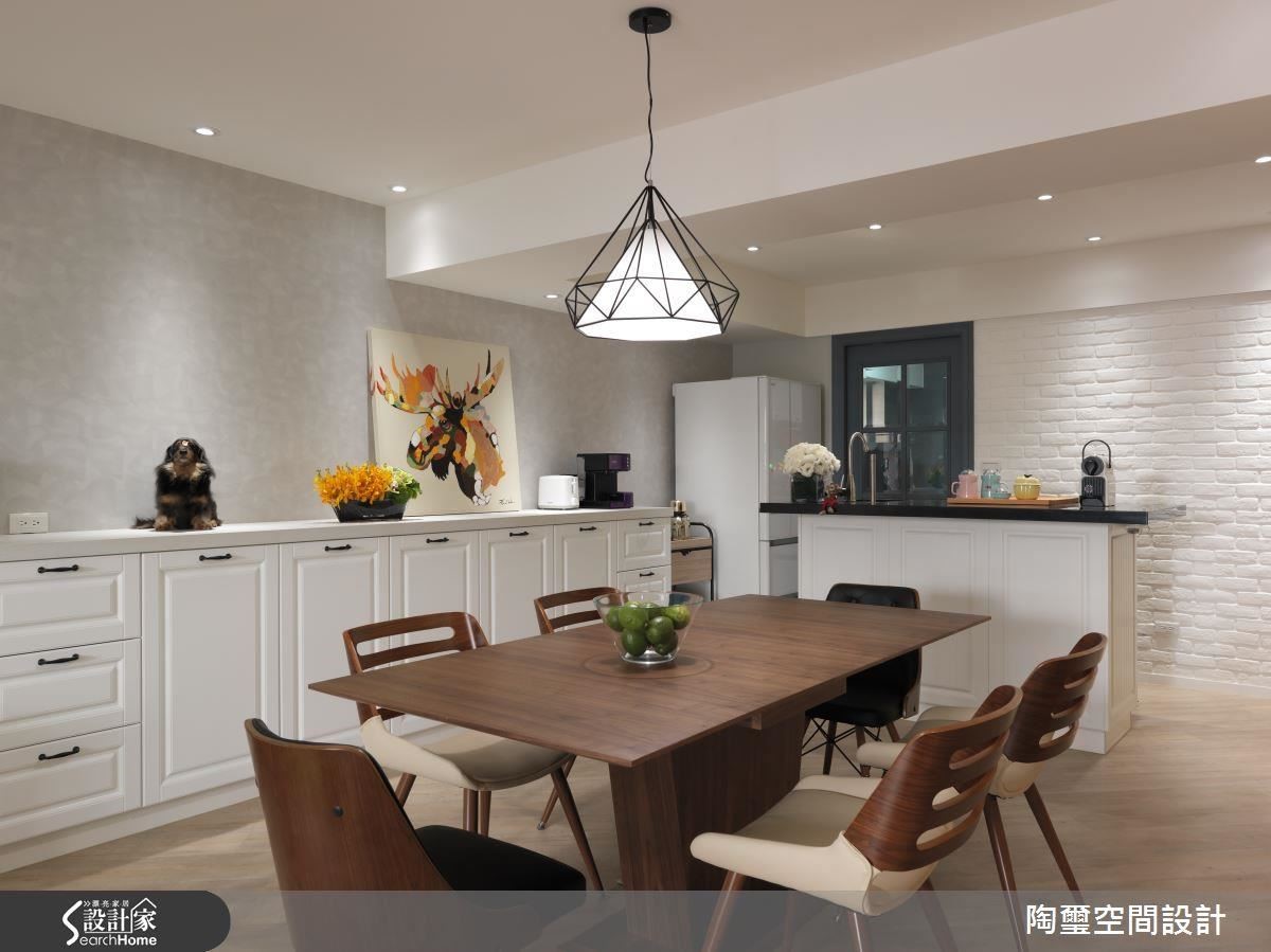 為讓風格更加道位,設計師在餐廳牆面使用文化石墻,更能補強單面採光的弱勢,並進一步利用中島吧台創造空間層次。 為讓風格更加道位,設計師在餐廳牆面使用文化石墻,更能補強單面採光的弱勢,並進一步利用中島吧台創造空間層次。