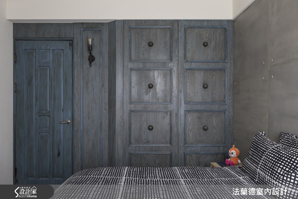 將建材以多層次的手法鋪排,結合道地的工廠元件與復古