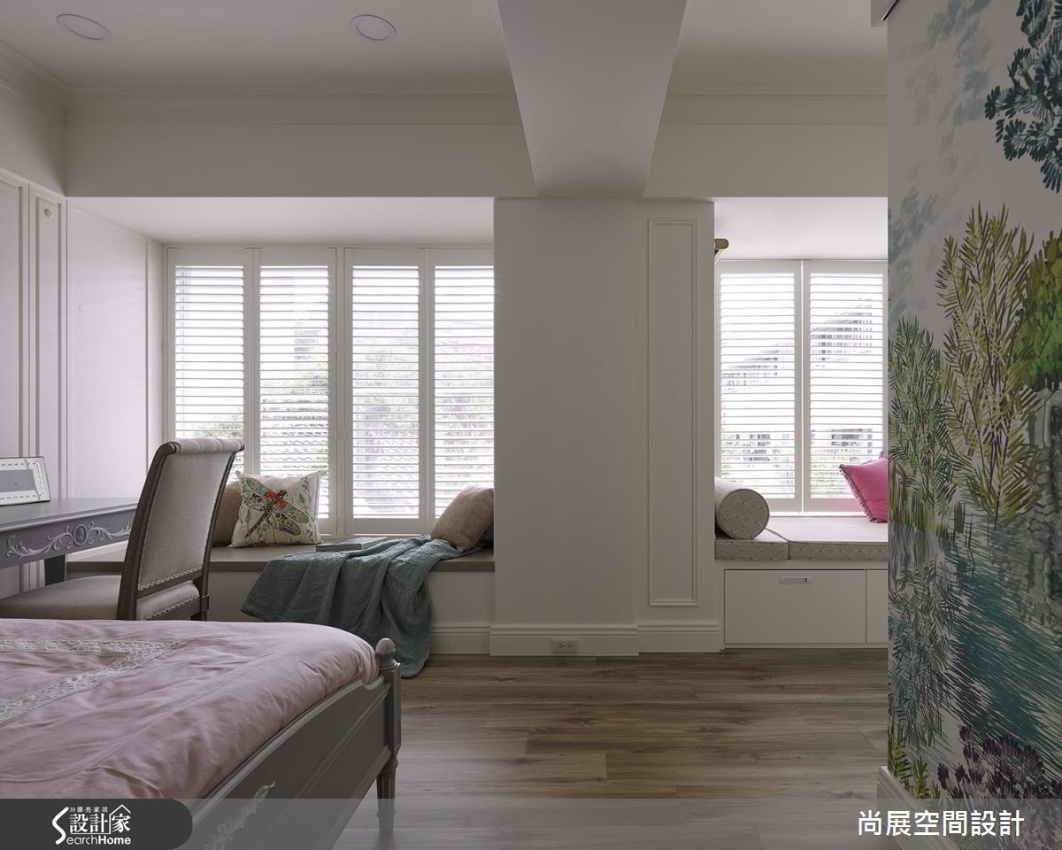 以湖畔小屋的景色作為靈感發想,一改美式風的鮮麗用色