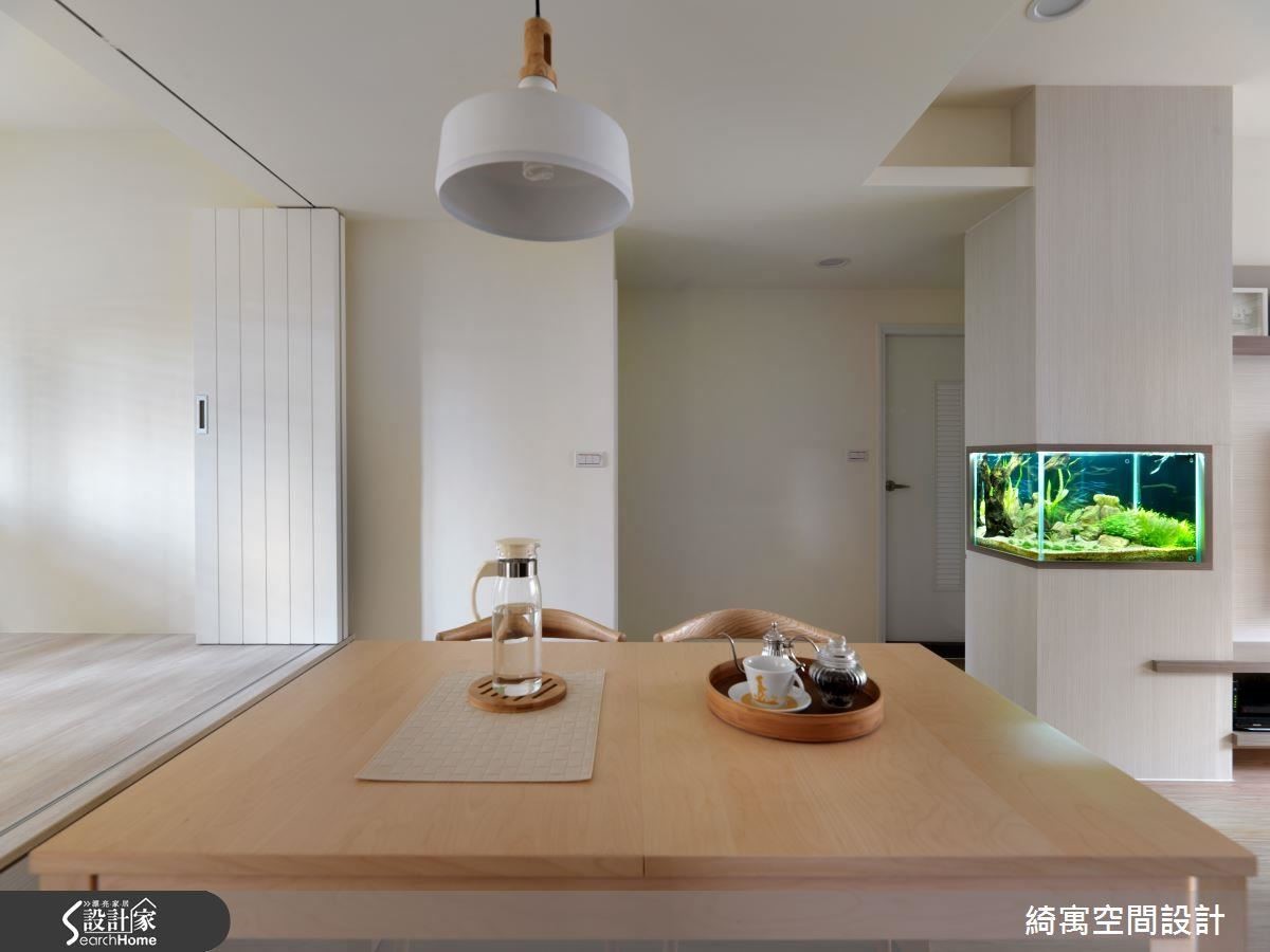 將電視牆旁的結構柱鑲入魚缸造景,滿足屋主養魚的愛好,搭配廚房、和室的採光引入,創造明亮悠遊的用餐環境。 將電視牆旁的結構柱鑲入魚缸造景,滿足屋主養魚的愛好,搭配廚房、和室的採光引入,創造明亮悠遊的用餐環境。