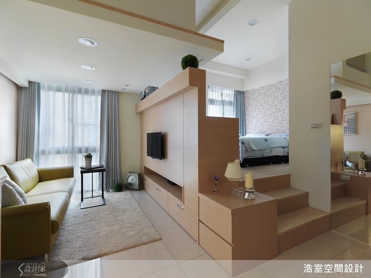 整個房屋以白色牆面為基底,搭配自然系的家具與壁紙,包含客廳中選用了黃綠色的沙發與駝色地毯,以及臥室空間的碎花壁紙,巴配上良好的採光,都為空間帶來了清新而溫暖的生命力。 整個房屋以白色牆面為基底,搭配自然系的家具與壁紙,包含客廳中選用了黃綠色的沙發與駝色地毯,以及臥室空間的碎花壁紙,巴配上良好的採光,都為空間帶來了清新而溫暖的生命力。