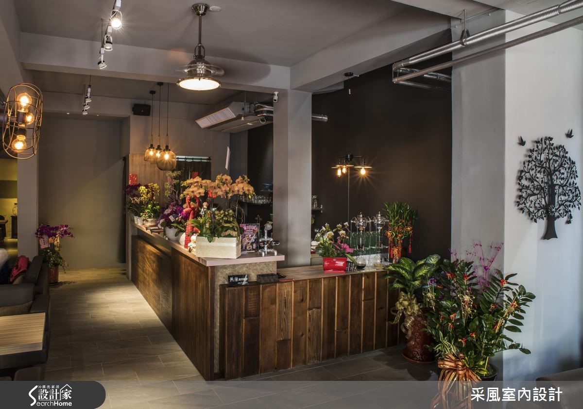 由兩棟透天宅打通的寬敞空間,一、二樓作為餐廳營業用