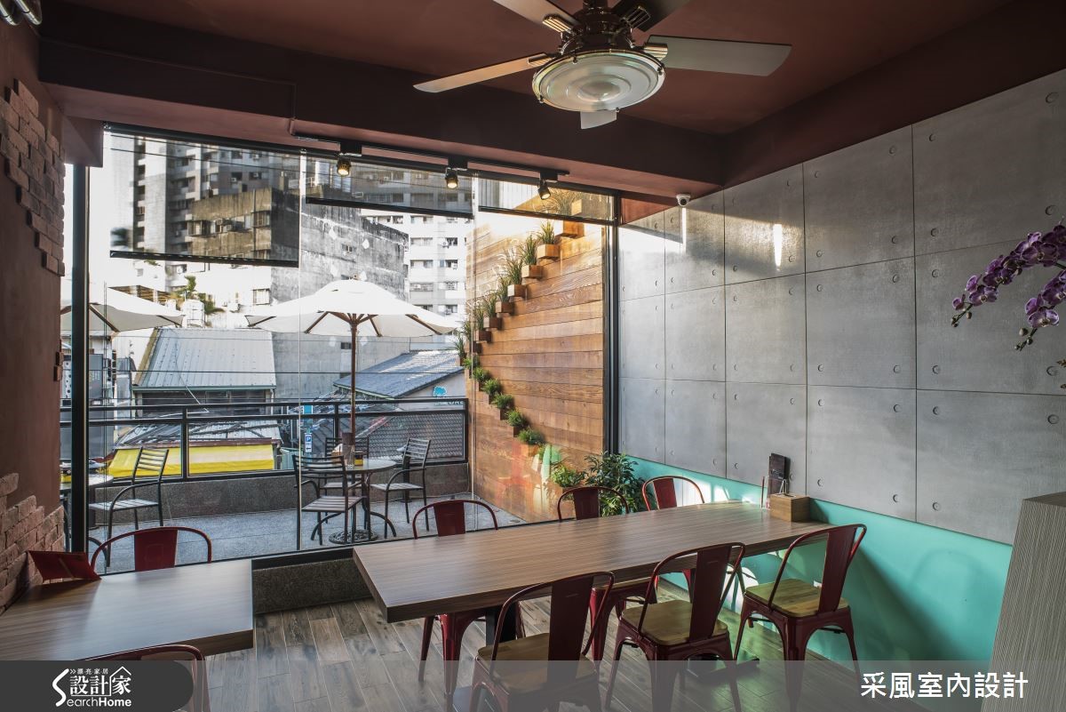 由兩棟透天宅打通的寬敞空間,一、二樓作為餐廳營業用