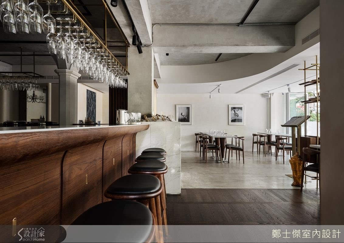 擁有建築、室內設計本科系的專業背景,或師承名門大師