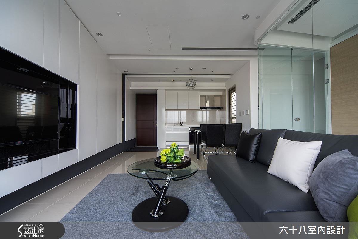 15 坪的超小空間,設計師運用立面延伸與通透建材,創
