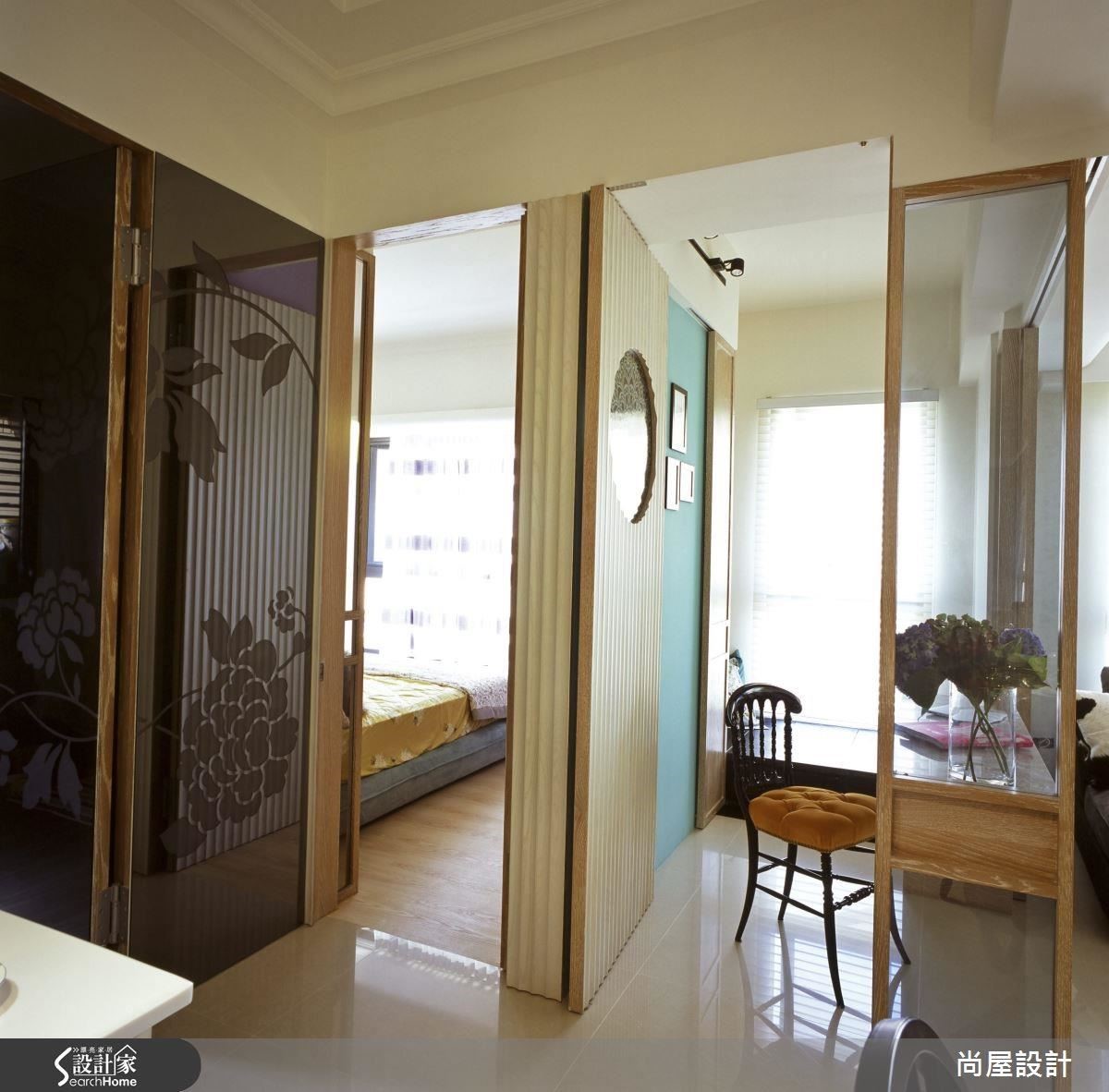 鏡面搭配典雅圖騰創造令人驚豔的視覺端景,同時也有隱藏臥室門片的效果。 鏡面搭配典雅圖騰創造令人驚豔的視覺端景,同時也有隱藏臥室門片的效果。