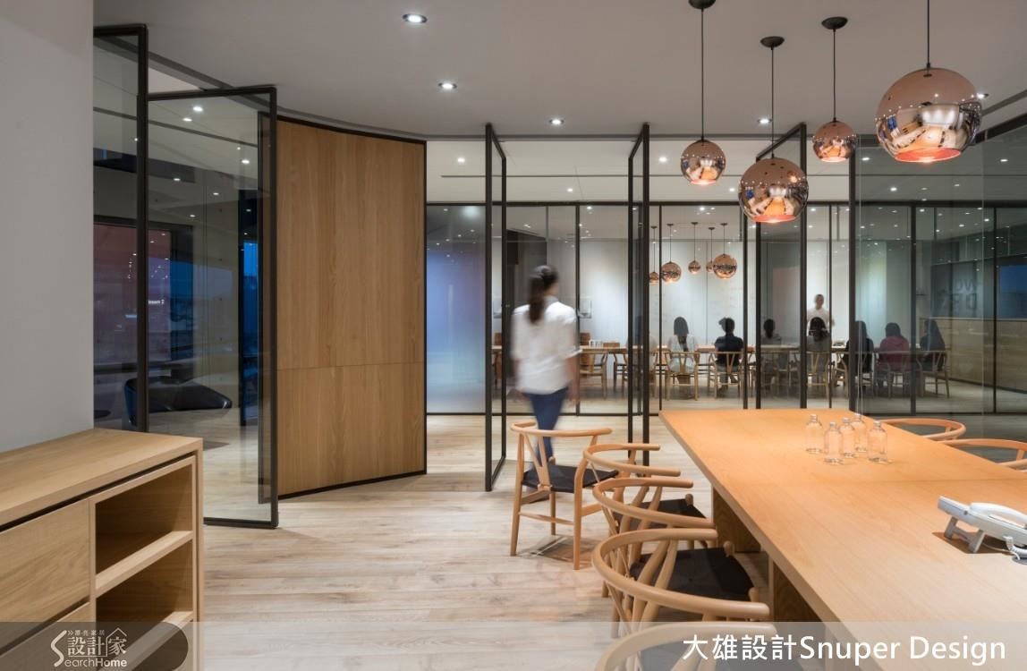 可自由開闔的落地灰玻,讓會議室不再有壓迫感,隨時可成為開放空間的一部分。 可自由開闔的落地灰玻,讓會議室不再有壓迫感,隨時可成為開放空間的一部分。