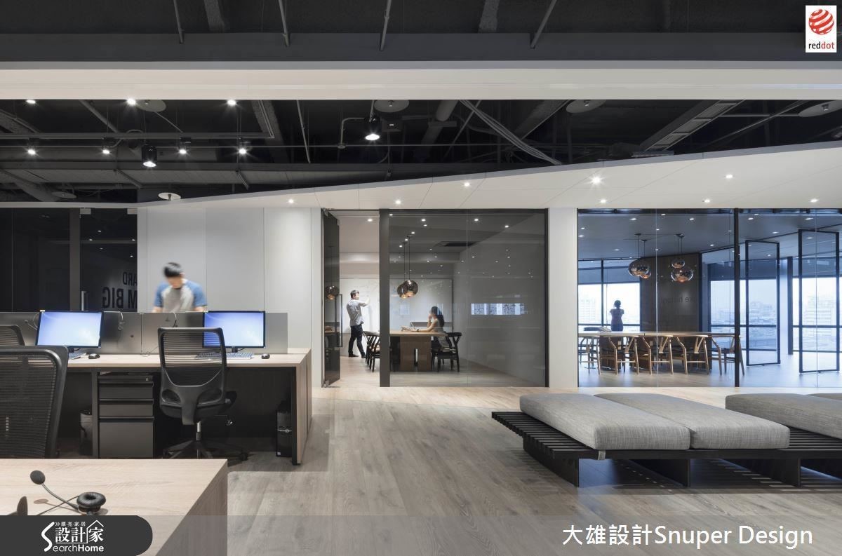 不用制式的 OA 家具,與透明的會議室對話,辦公空間看來既開闊也寬敞無阻。 不用制式的 OA 家具,與透明的會議室對話,辦公空間看來既開闊也寬敞無阻。