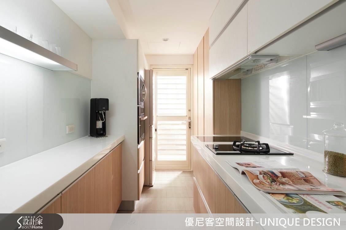 以年輕夫妻的生活為出發點,讓兩人在明亮氛圍、溫潤木