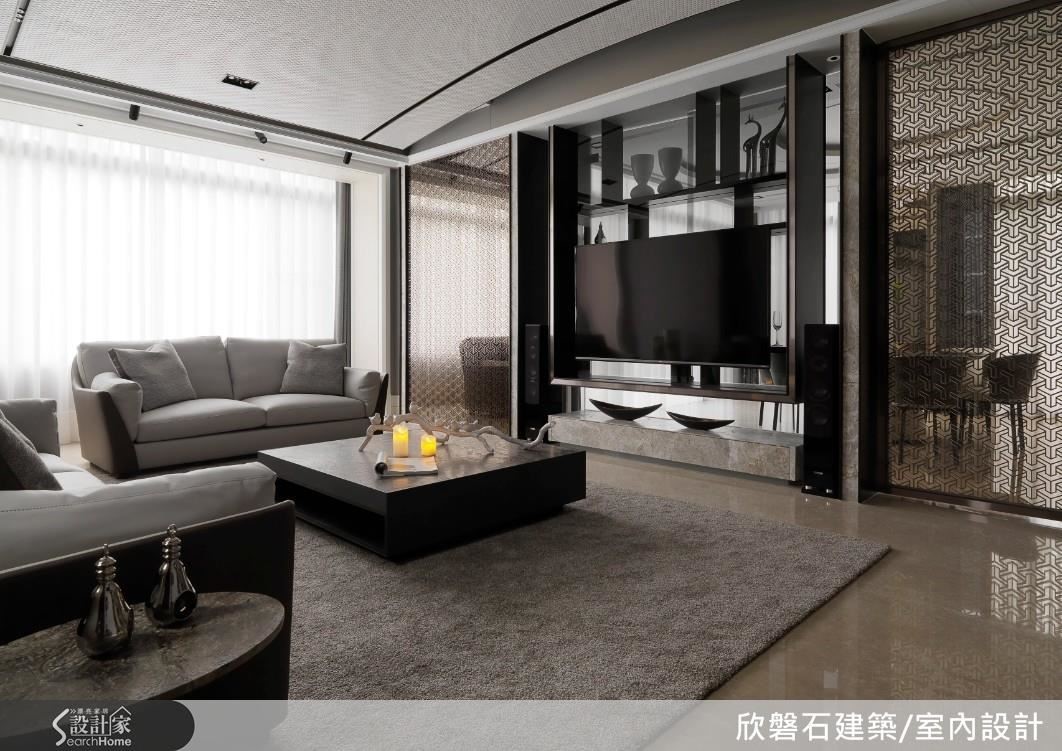 客廳天花茶色立面鈦金框塑以小 6 角磚鋪陳為面的前衛圓拱造型修飾樑體,展現工藝崛起精湛細緻,佐以黑色鐵件與燈帶引導視覺延伸空間尺度。落地窗前分別以深淺色大理石材鋪敘佐異材質搭配,藉以色彩與燈光渲染豐富空間的視覺層次。 客廳天花茶色立面鈦金框塑以小 6 角磚鋪陳為面的前衛圓拱造型修飾樑體,展現工藝崛起精湛細緻,佐以黑色鐵件與燈帶引導視覺延伸空間尺度。落地窗前分別以深淺色大理石材鋪敘佐異材質搭配,藉以色彩與燈光渲染豐富空間的視覺層次。