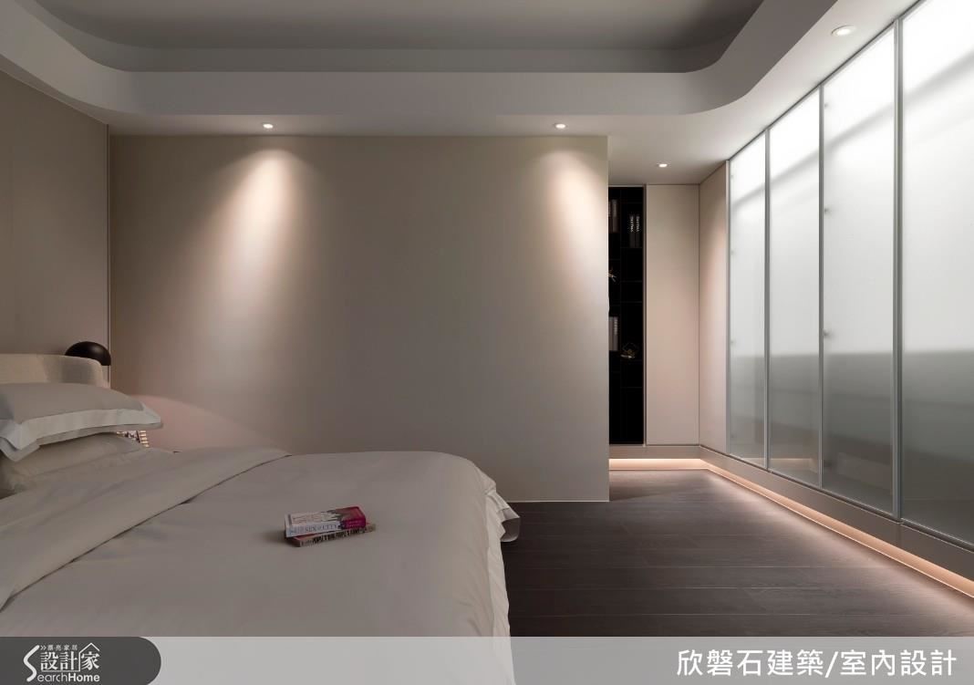 次臥室以穿透的木格柵為門,起居客廳以橄欖綠圍繞修飾天花結構,白色立面櫃體以靛藍為腰帶,墨鏡為底構成畸零空間的書桌牆。睡眠區暖灰霧鄉色鋪陳,床頭包覆性造型呼應圓弧導角天花,懸空衣櫃以霧面玻璃為門搭配暖色燈光,展現細琢工藝的溫雅質調。 次臥室以穿透的木格柵為門,起居客廳以橄欖綠圍繞修飾天花結構,白色立面櫃體以靛藍為腰帶,墨鏡為底構成畸零空間的書桌牆。睡眠區暖灰霧鄉色鋪陳,床頭包覆性造型呼應圓弧導角天花,懸空衣櫃以霧面玻璃為門搭配暖色燈光,展現細琢工藝的溫雅質調。
