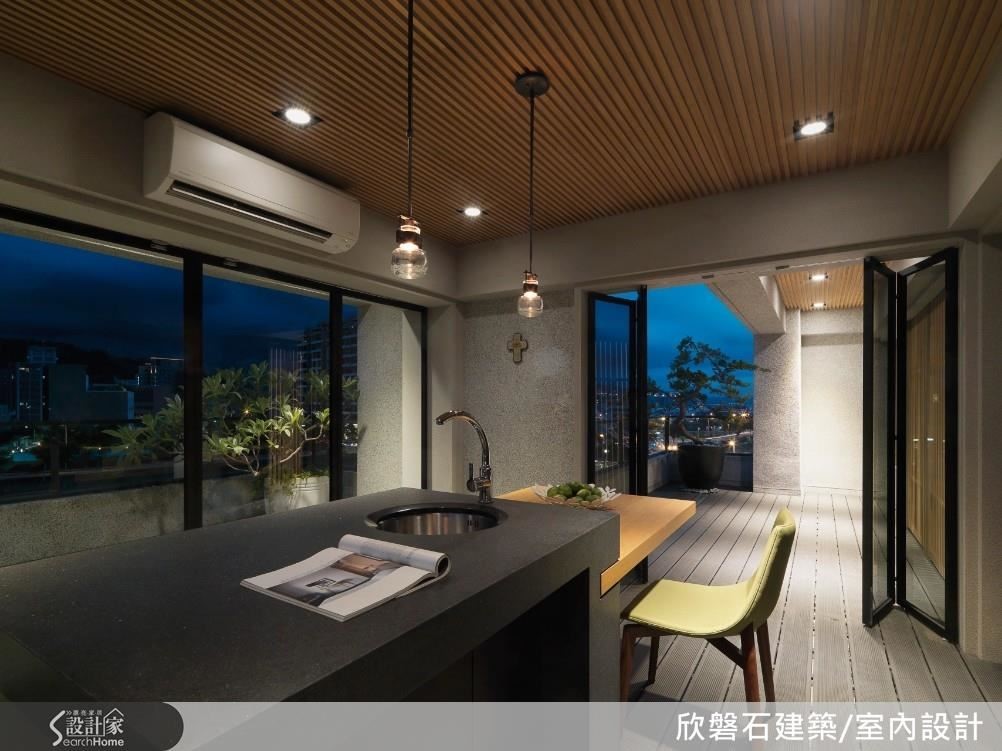 湯屋與露台吧檯,以整面落地折疊拉門的灰玻劃分,於內霧面處理以高質感細膩的手法表現不同樣貌觸感的黑膽石與實木構築吧檯,呼應亮面大理石電視牆。於外整體以檜木、石板構成湯屋,完整演繹自然材質打造雋永的休憩場域。 湯屋與露台吧檯,以整面落地折疊拉門的灰玻劃分,於內霧面處理以高質感細膩的手法表現不同樣貌觸感的黑膽石與實木構築吧檯,呼應亮面大理石電視牆。於外整體以檜木、石板構成湯屋,完整演繹自然材質打造雋永的休憩場域。