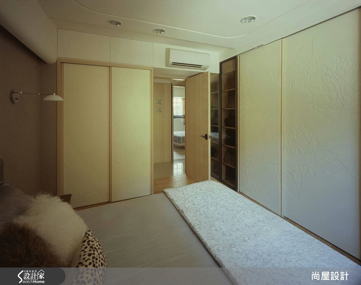 32 坪老屋有著樑柱壓迫與空間比例不均等問題,設計師