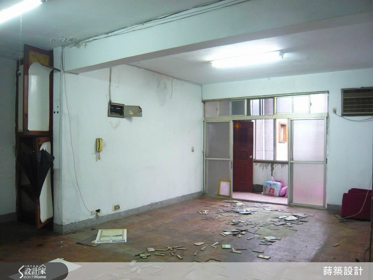 對比改造前的客廳,白天還需要開燈,新的客廳空間顯得明亮許多,因為陽台的落地門拆除後,分為兩部分,一部分供客廳使用,做出半高的鞋櫃,再斜切做出穿鞋椅。 對比改造前的客廳,白天還需要開燈,新的客廳空間顯得明亮許多,因為陽台的落地門拆除後,分為兩部分,一部分供客廳使用,做出半高的鞋櫃,再斜切做出穿鞋椅。