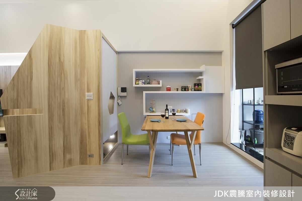 35 坪的大廈一樓,原本樓中樓的屋型隔了 8 個小房間!