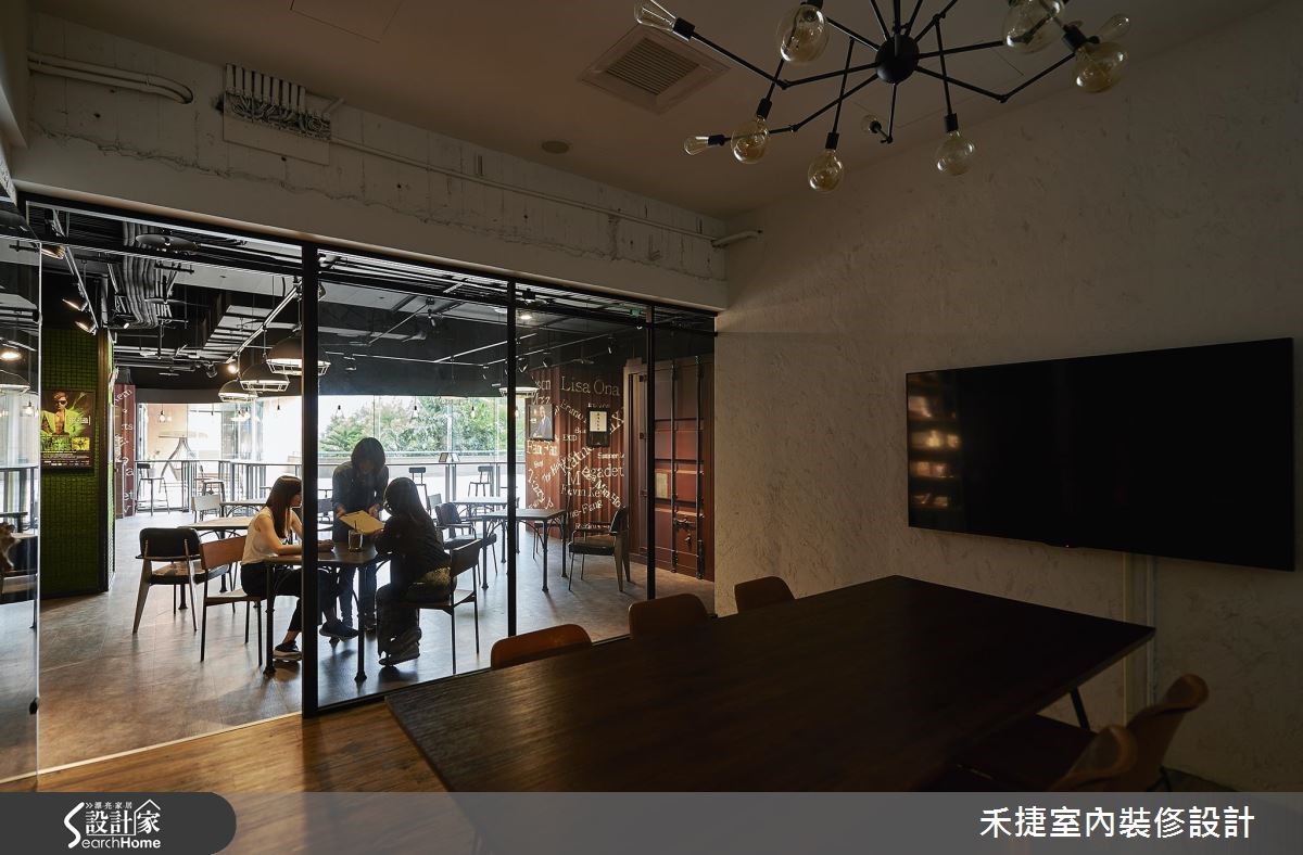 想要邊喝咖啡,邊享受精彩絕倫的表演嗎?不如一起來走
