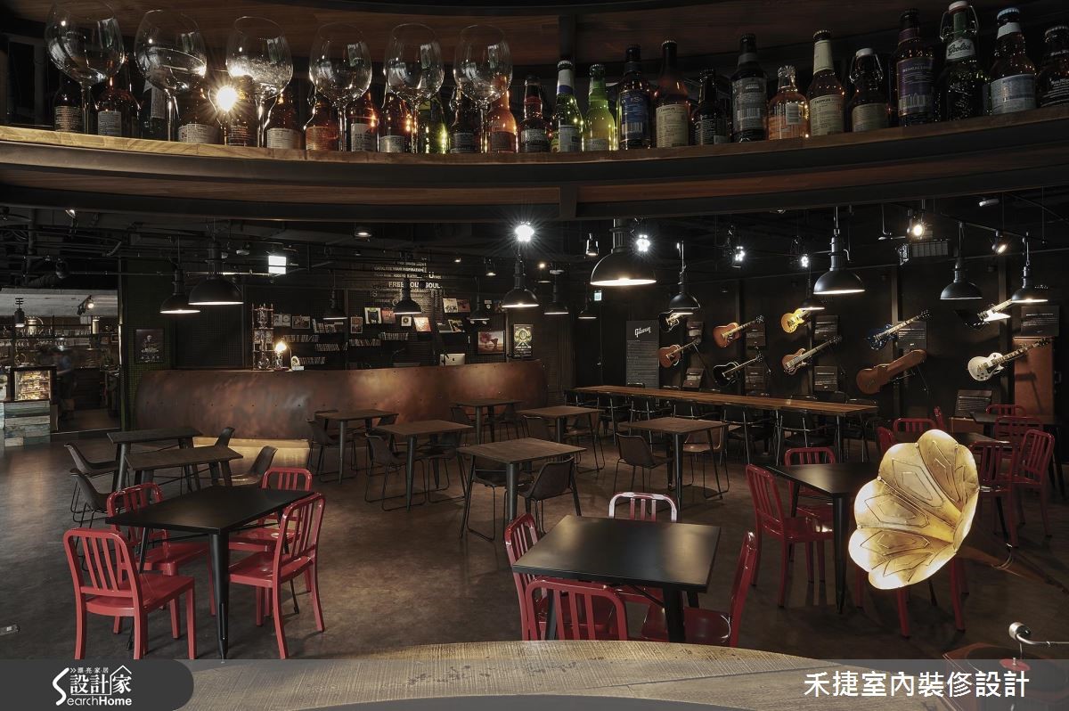 想要邊喝咖啡,邊享受精彩絕倫的表演嗎?不如一起來走