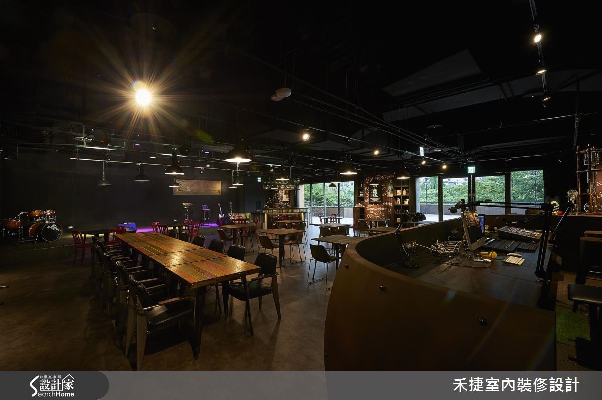 想要邊喝咖啡,邊享受精彩絕倫的表演嗎?不如一起來走