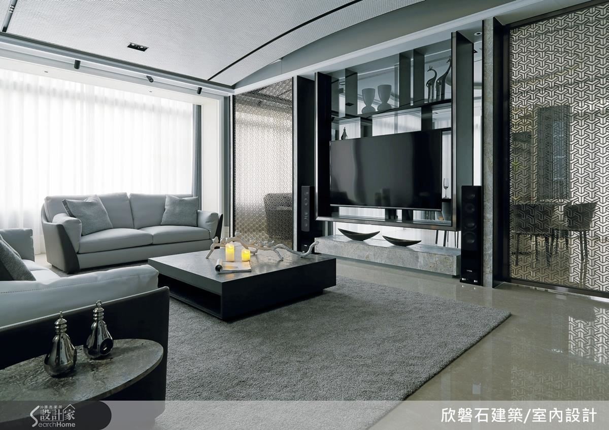 客廳以半弧型天花板作造型,不只避開頭頂大樑,更在不降低空間高度的前提下,使視覺感更加寬闊。搭配沙發上的ㄇ型雅典米黃仿古面大理石,巧妙收整天頂線條,營造俐落清爽的居家氛圍。 客廳以半弧型天花板作造型,不只避開頭頂大樑,更在不降低空間高度的前提下,使視覺感更加寬闊。搭配沙發上的ㄇ型雅典米黃仿古面大理石,巧妙收整天頂線條,營造俐落清爽的居家氛圍。