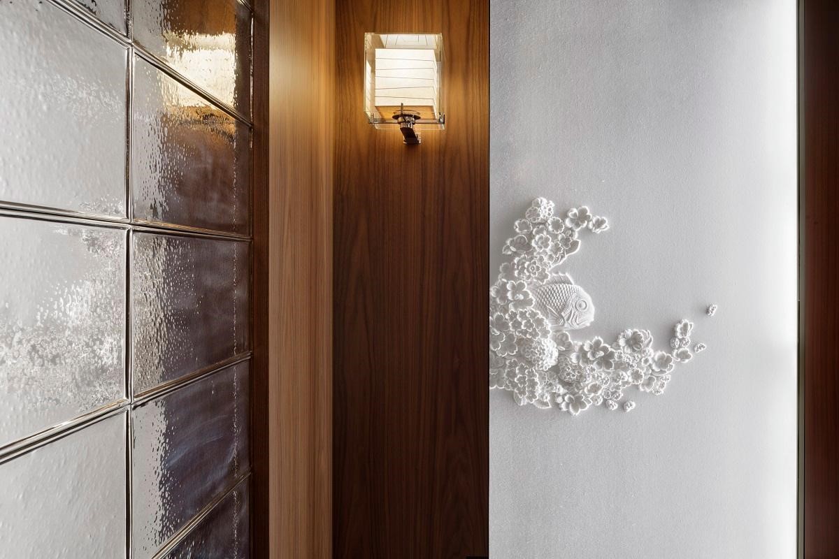 Andaz Tokyo Toranomon Hills以和紙層層疊疊製作的藝術品,設置於電梯。 Andaz Tokyo Toranomon Hills以和紙層層疊疊製作的藝術品,設置於電梯。