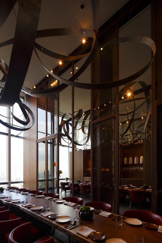 Andaz Tokyo Toranomon Hills用餐空間與大型藝術品結合。 Andaz Tokyo Toranomon Hills用餐空間與大型藝術品結合。