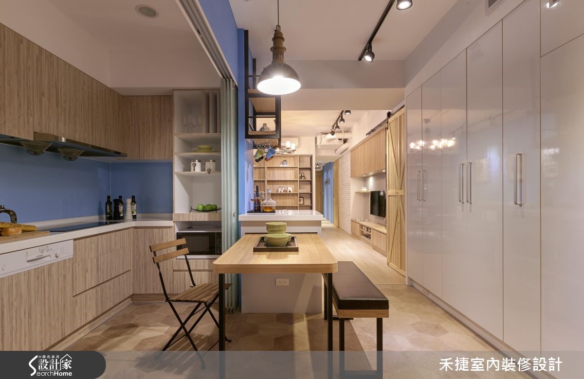 40 坪的高齡長型老屋,前身為廠房,設計師重整管線與