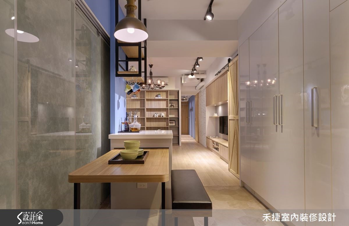 40 坪的高齡長型老屋,前身為廠房,設計師重整管線與