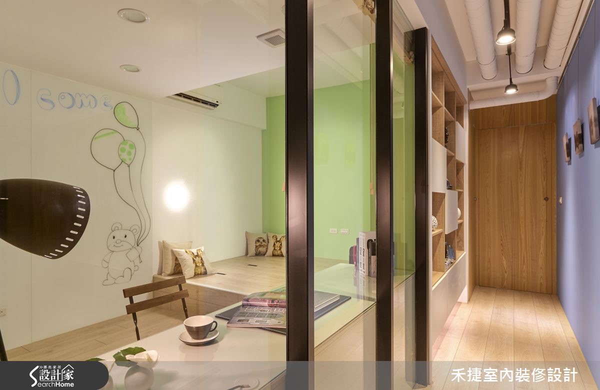 40 坪的高齡長型老屋,前身為廠房,設計師重整管線與