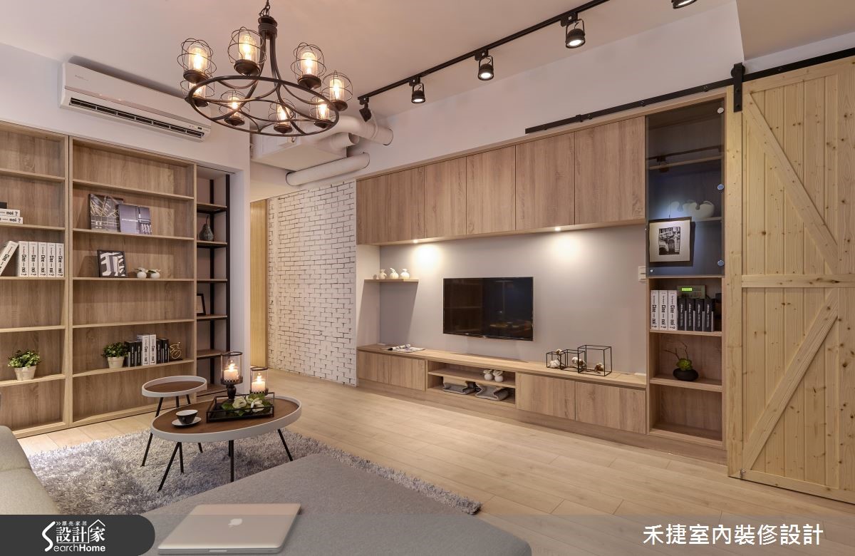 40 坪的高齡長型老屋,前身為廠房,設計師重整管線與