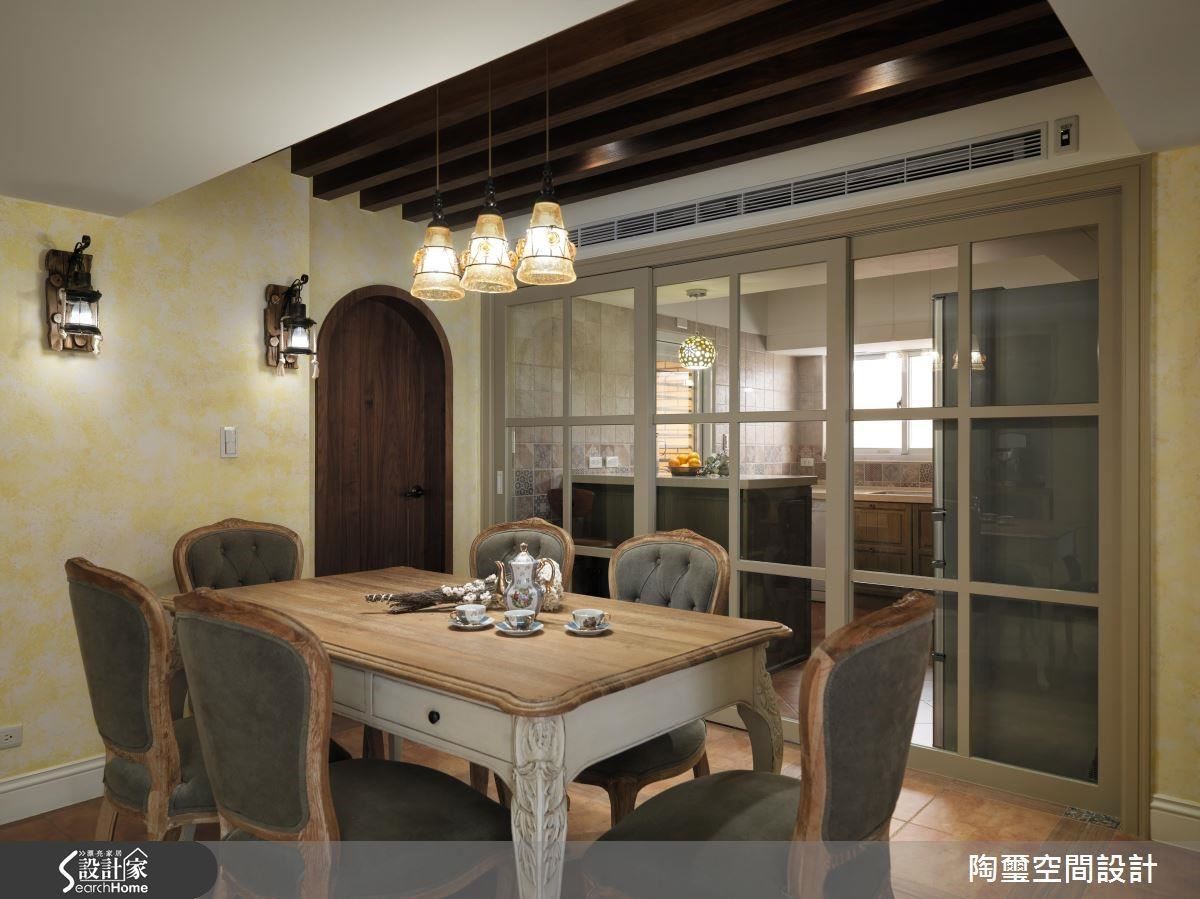 餐廚空間以鵝黃為主色,餐椅、系統櫃面皆以橄欖綠為輔色,並以木樑消弭壓樑困擾,以色調與材質創造豐富層次。 餐廚空間以鵝黃為主色,餐椅、系統櫃面皆以橄欖綠為輔色,並以木樑消弭壓樑困擾,以色調與材質創造豐富層次。