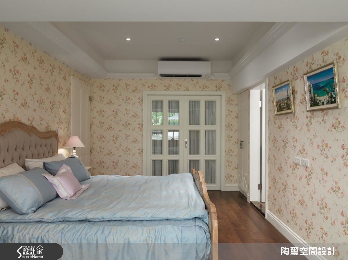 喜愛旅行的夫妻,每道一個地方就會請當地的畫家描繪當地的風景,設計師更把風景帶入臥房,展現異國田園風光。 喜愛旅行的夫妻,每道一個地方就會請當地的畫家描繪當地的風景,設計師更把風景帶入臥房,展現異國田園風光。